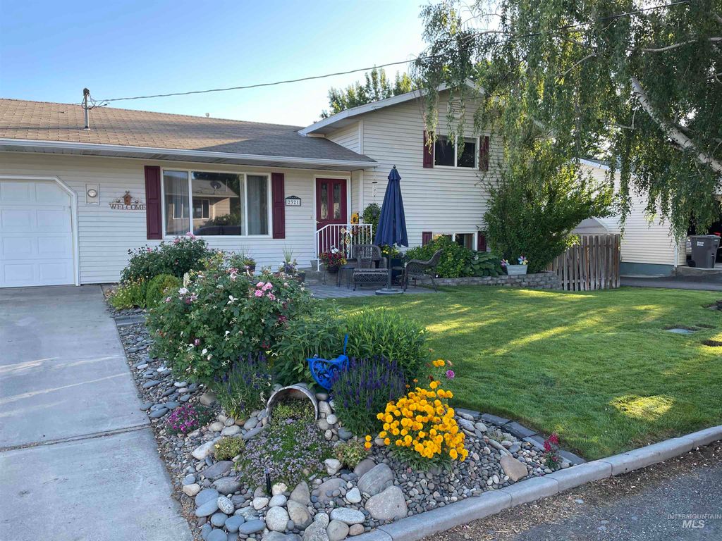 Photo of 2321 Rolling Hills Dr, Clarkston, WA 99403 (MLS # 98970681)