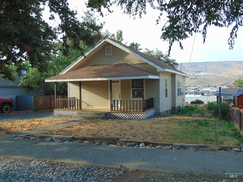 Photo of 1825 7th Ave, Lewiston, ID 83501 (MLS # 98961502)