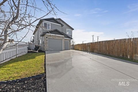 Photo of 864 N Britt Pl, Meridian, ID 83642 (MLS # 98972736)