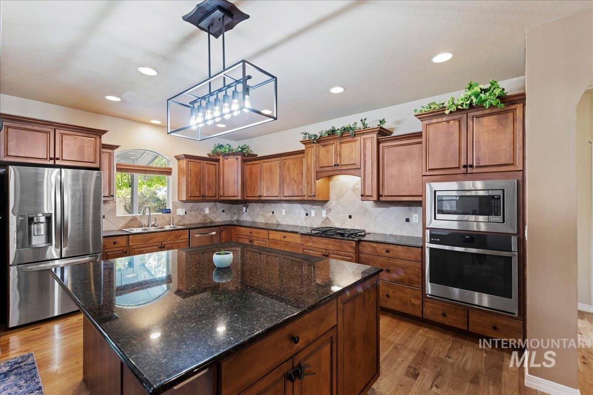 2151 W Teano