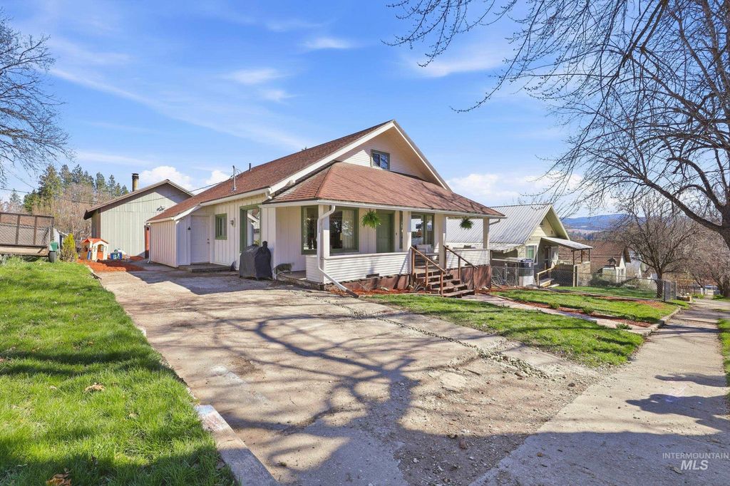 Photo of 725 Elm St, Potlatch, ID 83855 (MLS # 98979998)