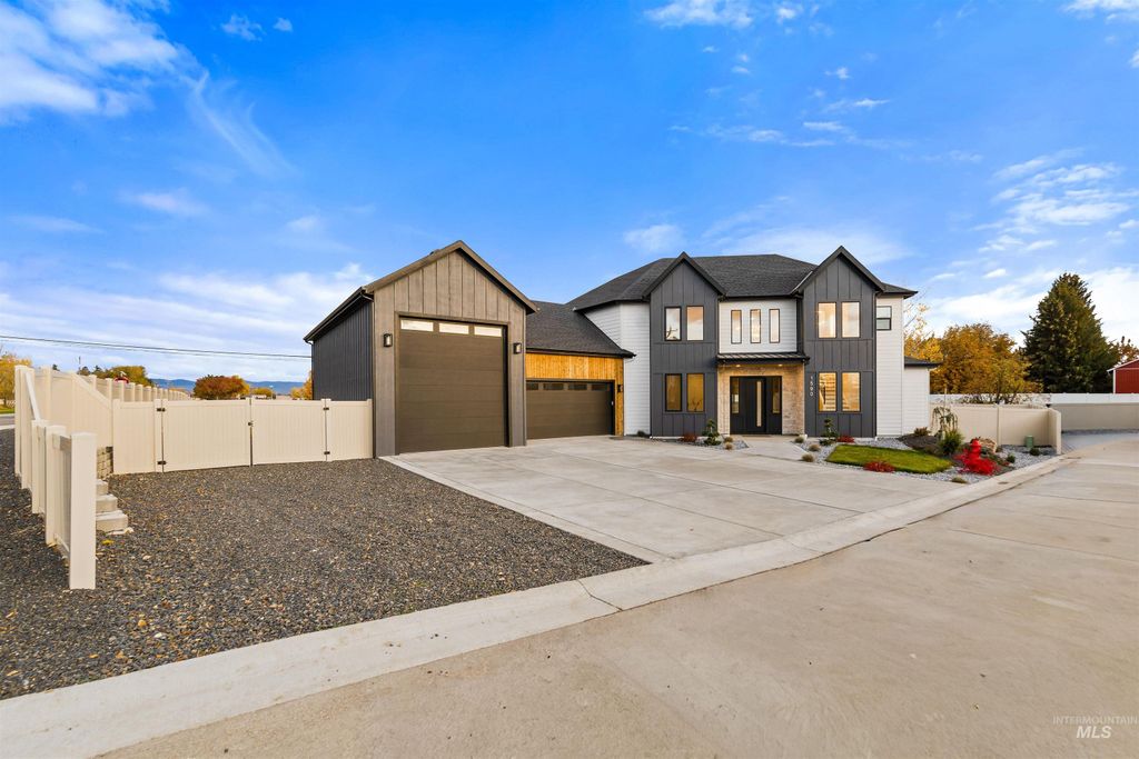 Photo of 1590 N Watershed Ln, Star, ID 83669 (MLS # 98966980)