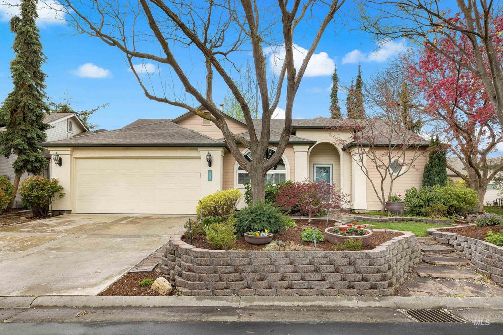 Photo of 5583 W Harborcove Ln, Boise, ID 83703 (MLS # 98980678)