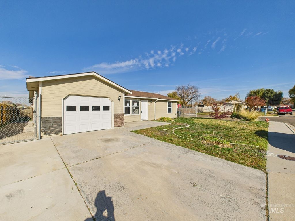 Photo of 1427 Missoula Way, Caldwell, ID 83605 (MLS # 98967987)