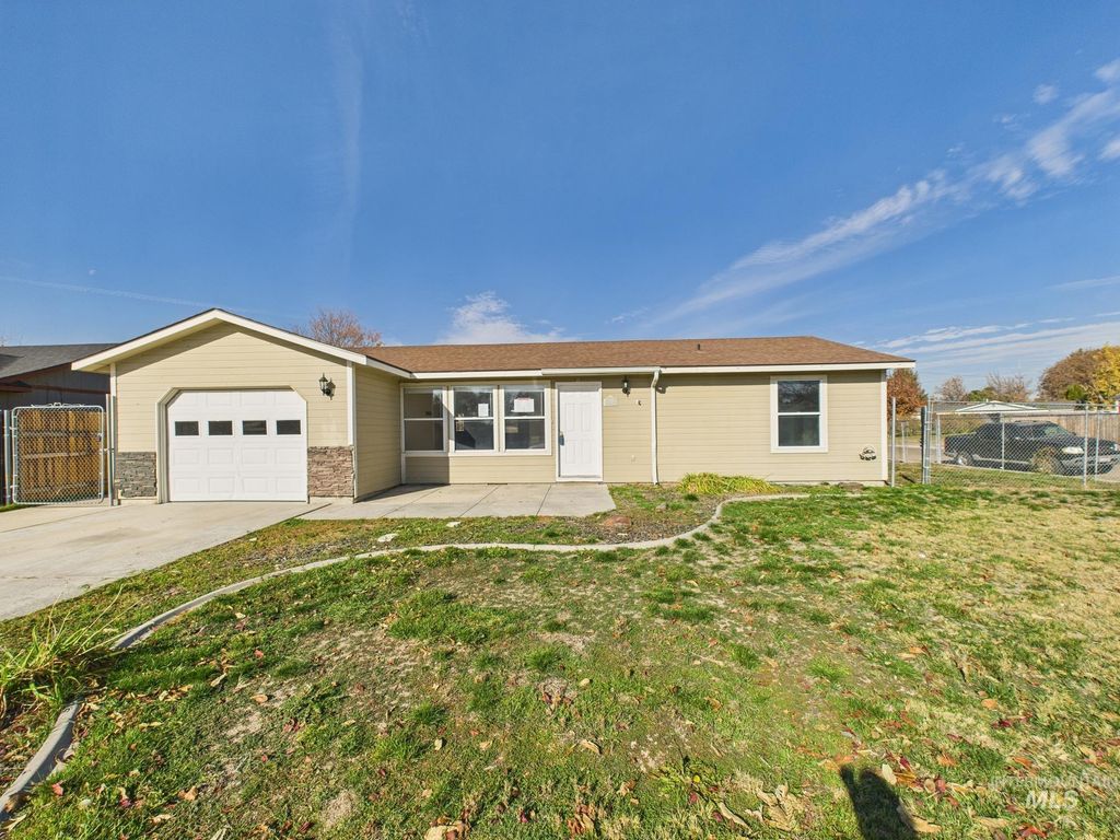 Photo of 1427 Missoula Way, Caldwell, ID 83605 (MLS # 98967987)