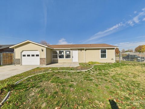 Photo of 1427 Missoula Way, Caldwell, ID 83605 (MLS # 98967987)