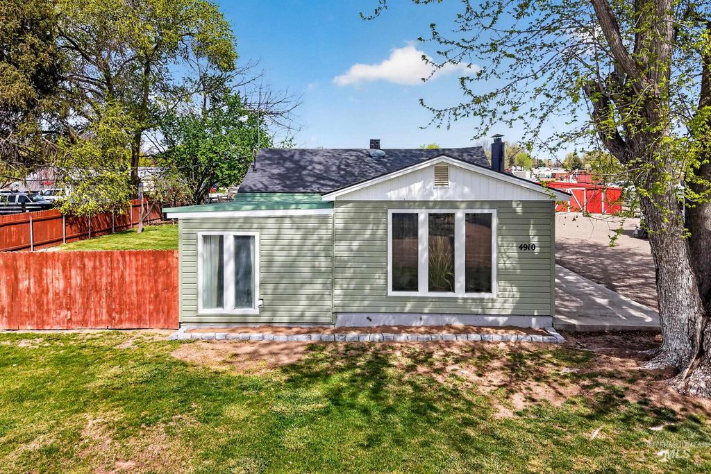 Photo of 4910 Howard Ln, Nampa, ID 83687 (MLS # 98981665)