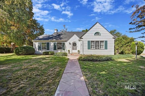 Photo of 123 Fillmore St, Twin Falls, ID 83301 (MLS # 98962424)