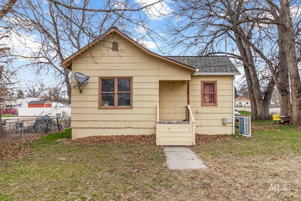 Photo of 223 E Chicago St, Caldwell, ID 83605 (MLS # 98977797)
