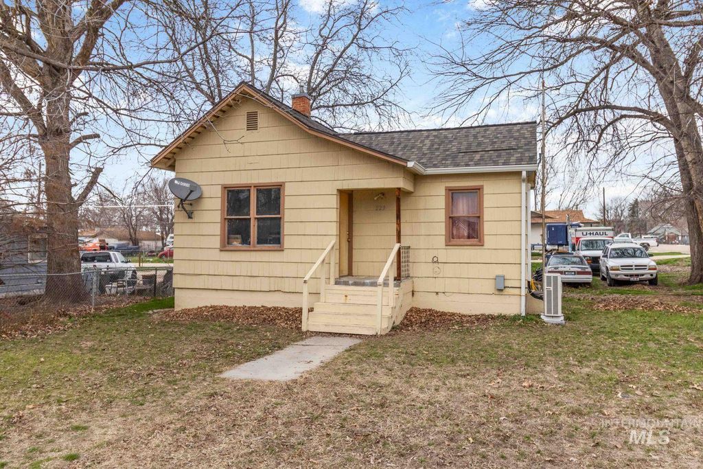 Photo of 223 E Chicago St, Caldwell, ID 83605 (MLS # 98977797)