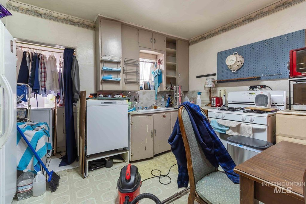 Photo of 223 E Chicago St, Caldwell, ID 83605 (MLS # 98977797)