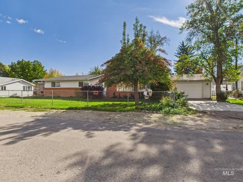 Photo of 1023 E Phillips St, Emmett, ID 83617 (MLS # 98965041)