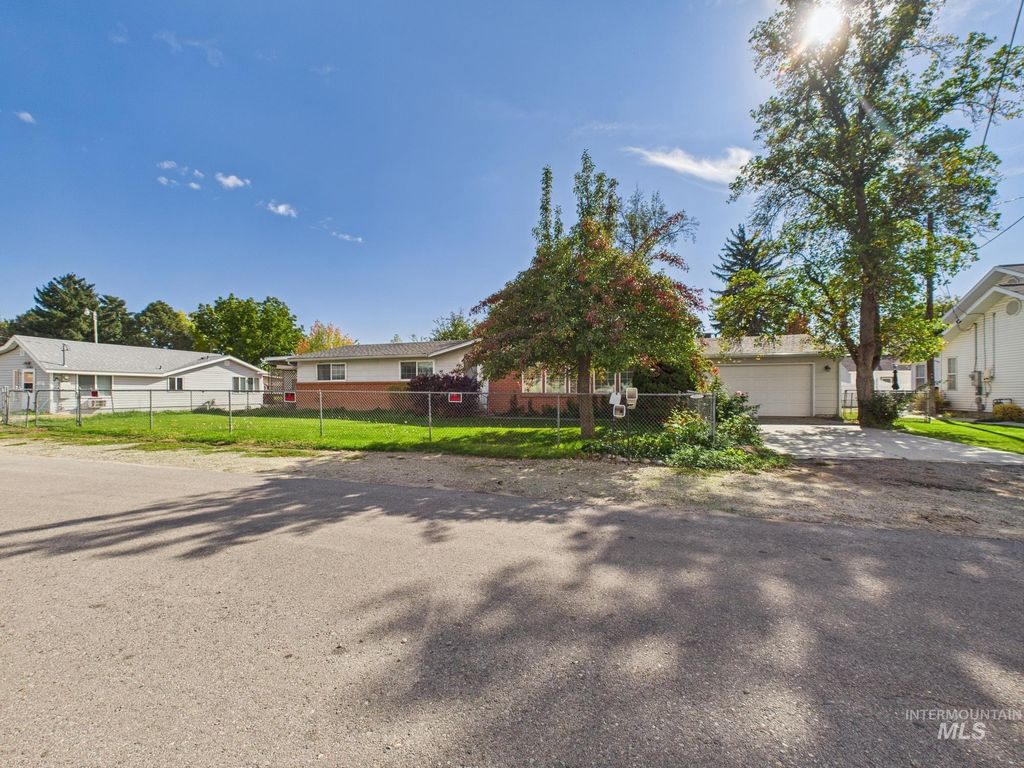 Photo of 1023 E Phillips St, Emmett, ID 83617 (MLS # 98965041)