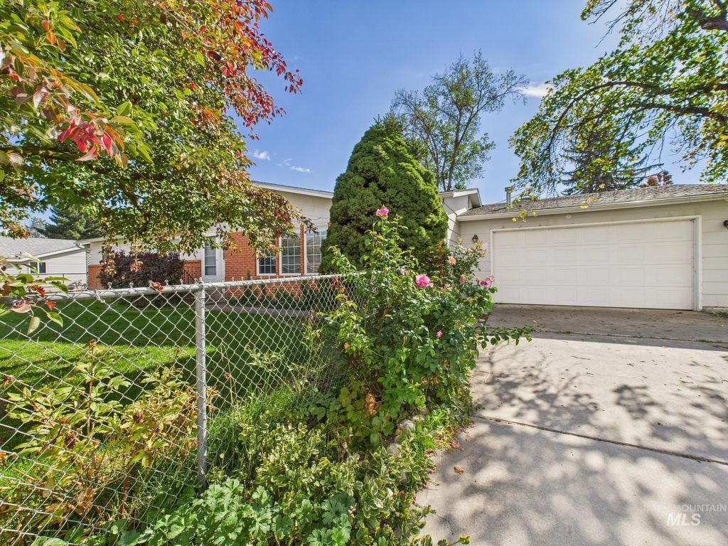 Photo of 1023 E Phillips St, Emmett, ID 83617 (MLS # 98965041)