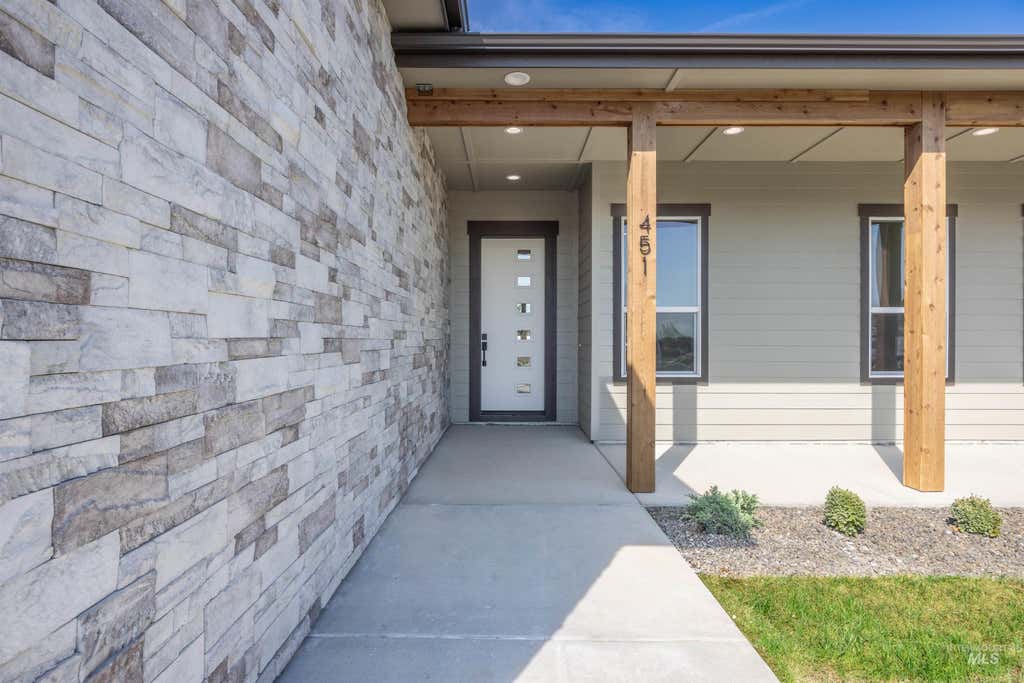 Photo of 451 W Elaine Ct, Nampa, ID 83686 (MLS # 98998075)