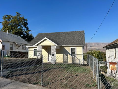 Photo of 1413 7th Ave, Lewiston, ID 83501 (MLS # 98966224)