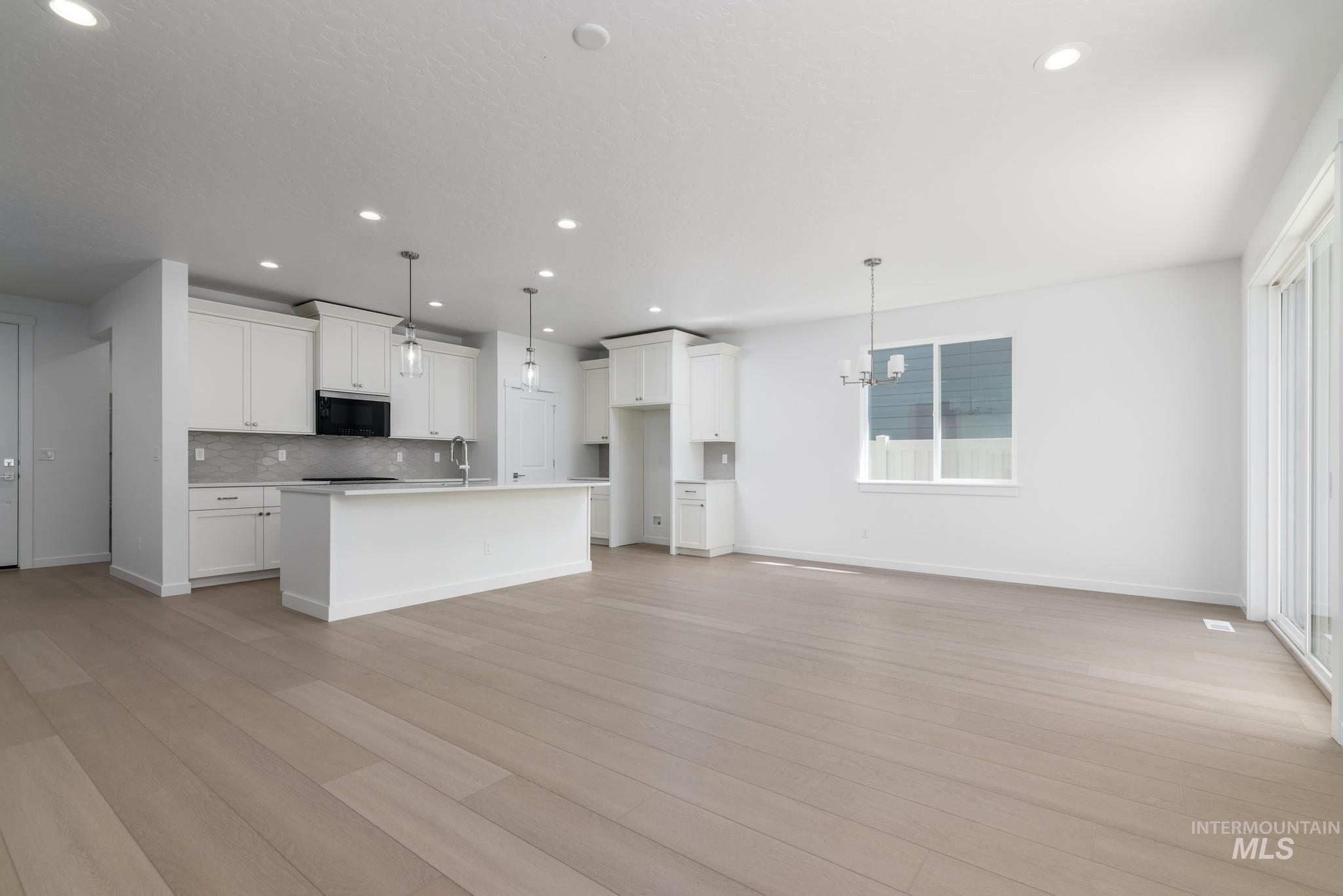 2040 W Blue Lightning St