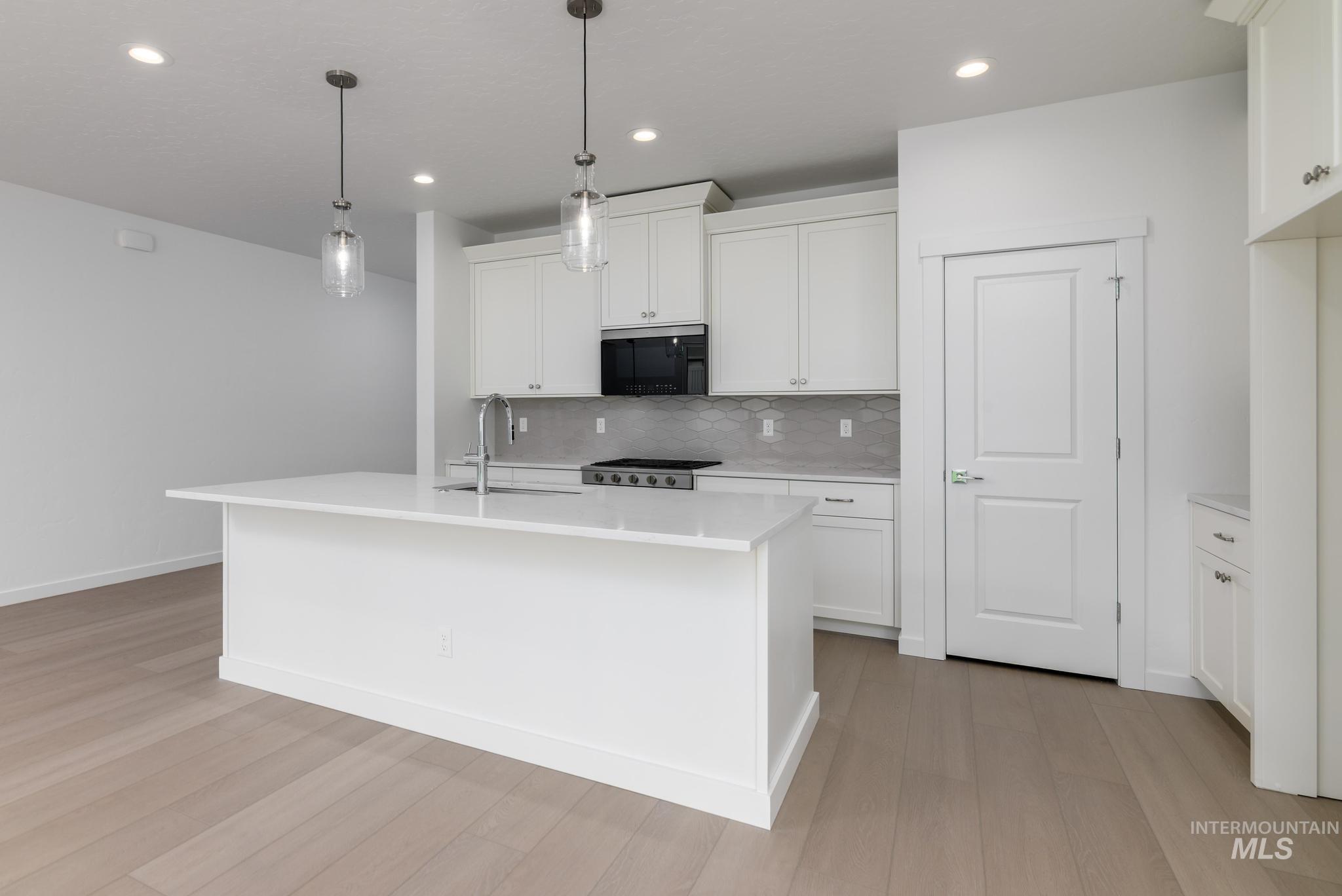 2040 W Blue Lightning St