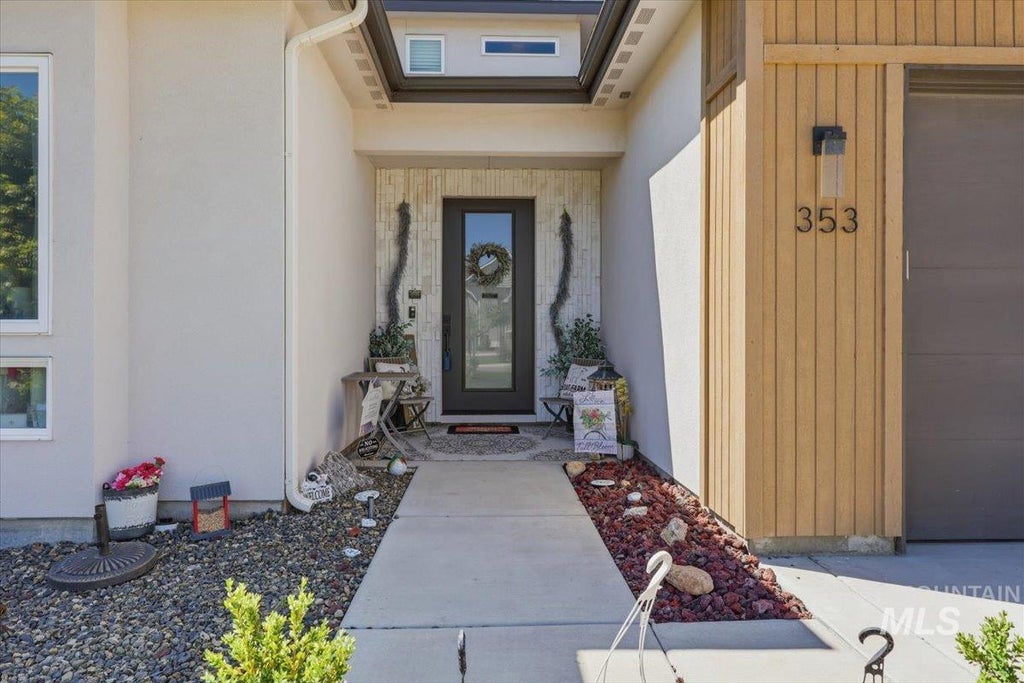 Photo of 353 Castlebury St, Middleton, ID 83644 (MLS # 98988970)
