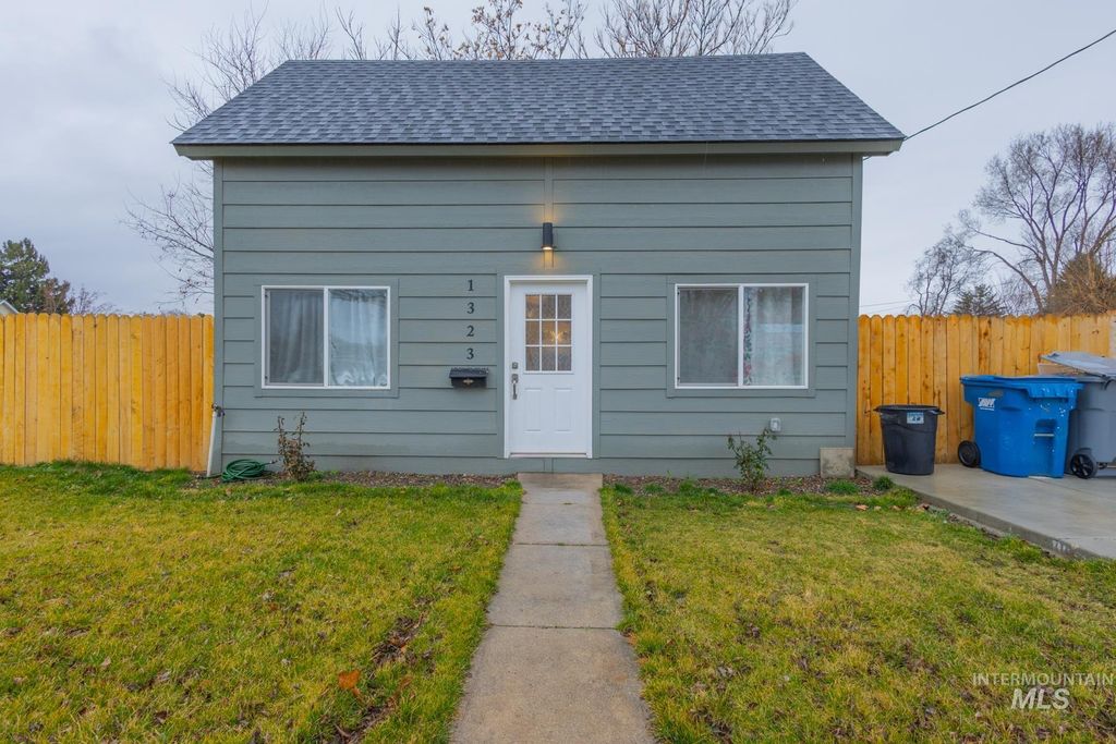 Photo of 1323 S 11th St, Nampa, ID 83651 (MLS # 98976842)