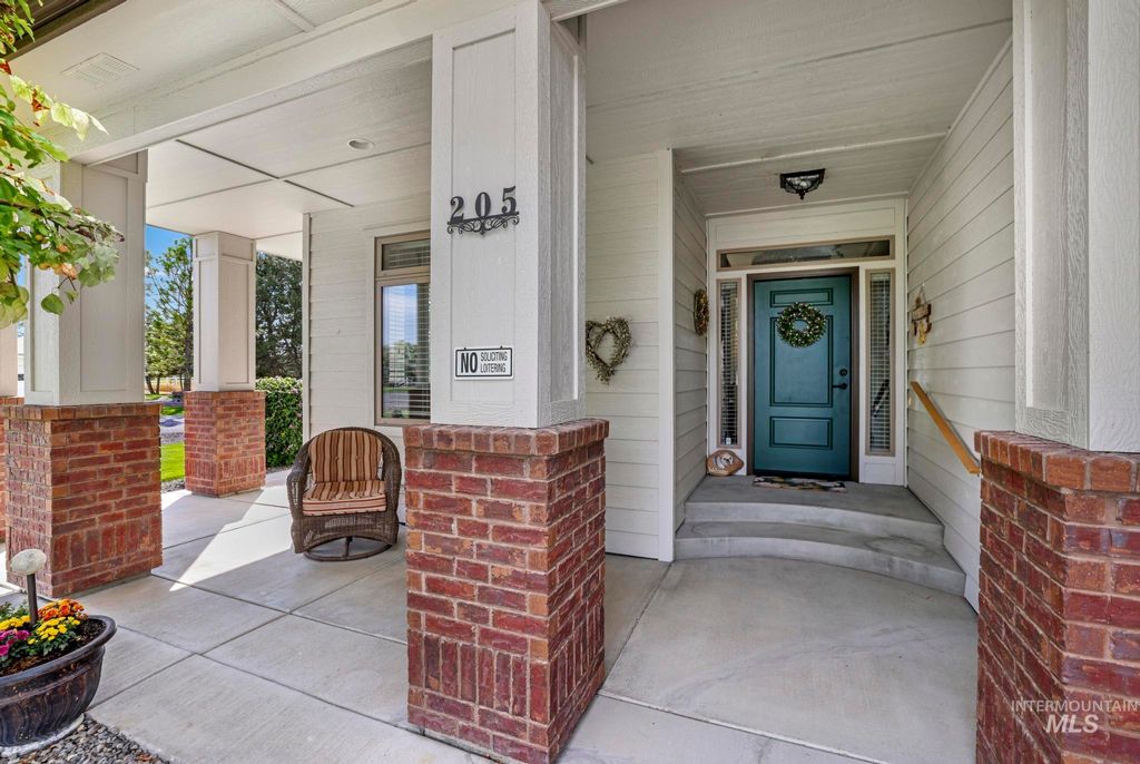 Photo of 205 Edwards Dr, Twin Falls, ID 83301 (MLS # 98961489)