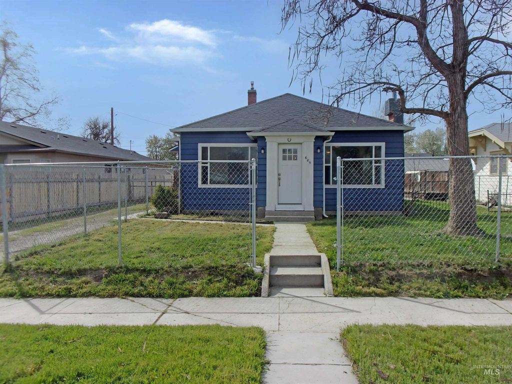 Photo of 605 N 6th Street, Parma, ID 83660 (MLS # 98982993)