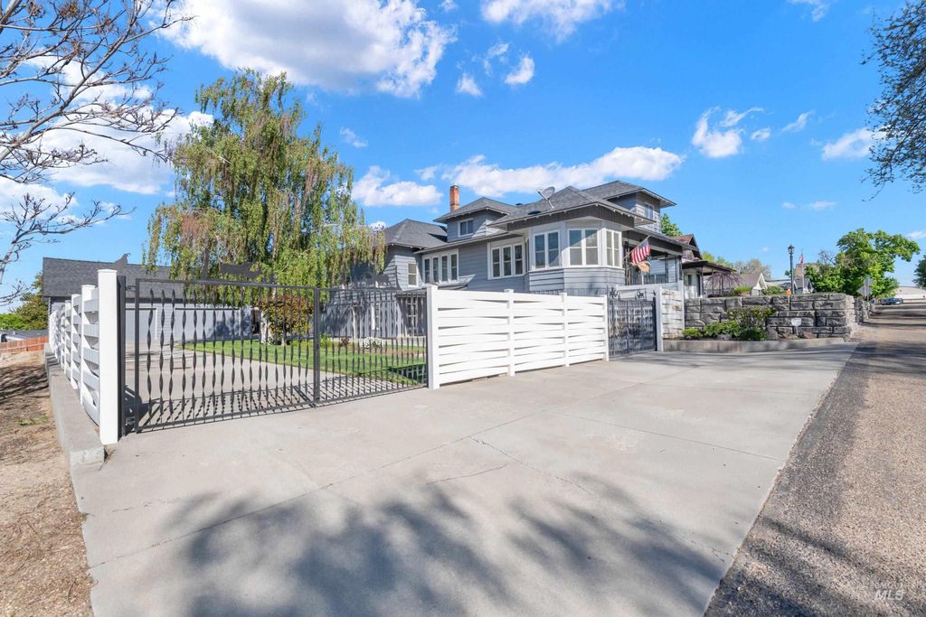 Photo of 509 N 5th St, Parma, ID 83660 (MLS # 98984139)