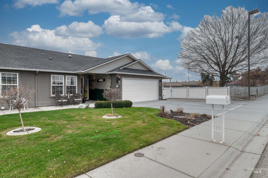 Photo of 101 E Carmel Dr, Meridian, ID 83646 (MLS # 98968080)