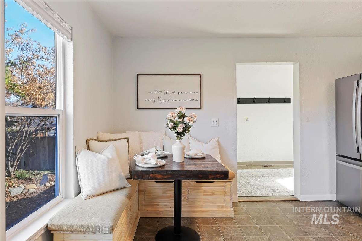 Sitting room with baseboards