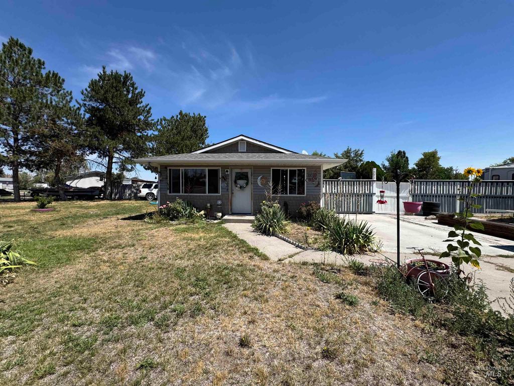 Photo of 1618 Gingko St, Rupert, ID 83350 (MLS # 98956947)