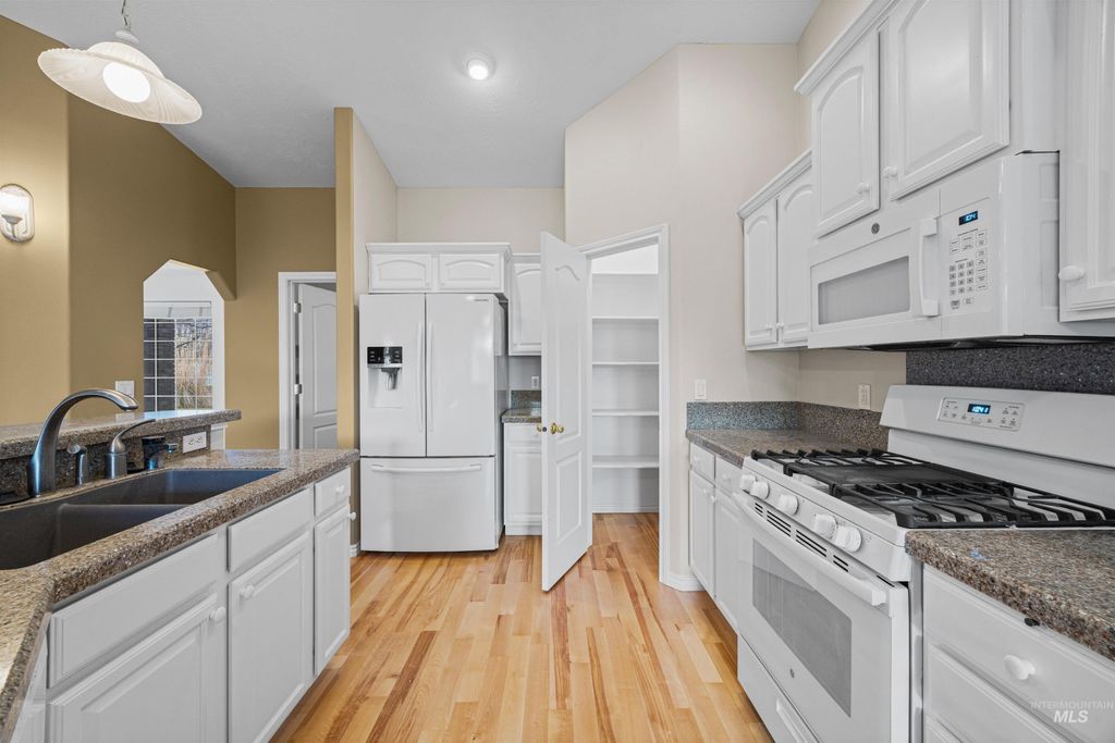 Photo of 2680 S Loftus Way, Meridian, ID 83642 (MLS # 98968975)