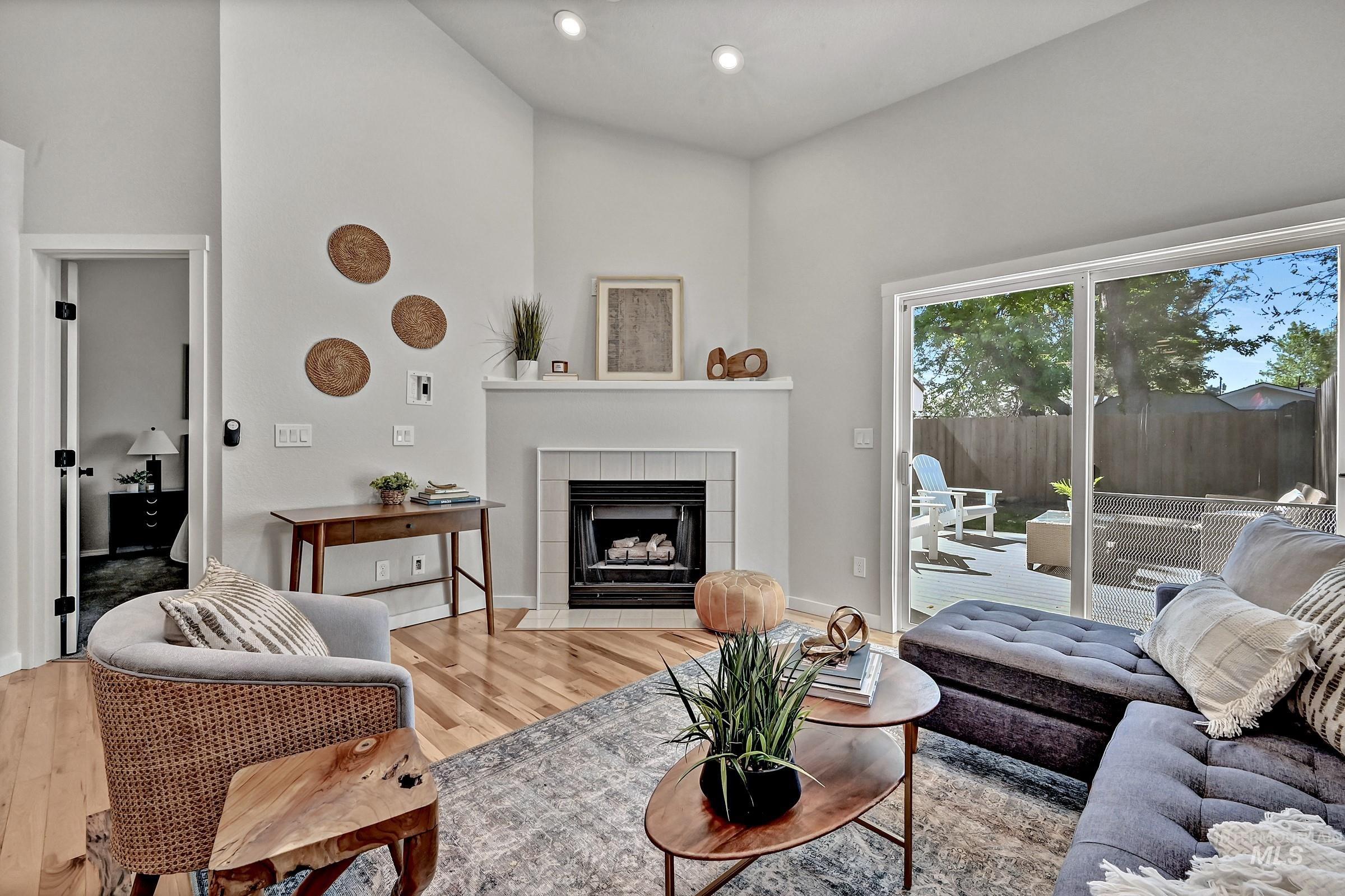 563 W Warren St.