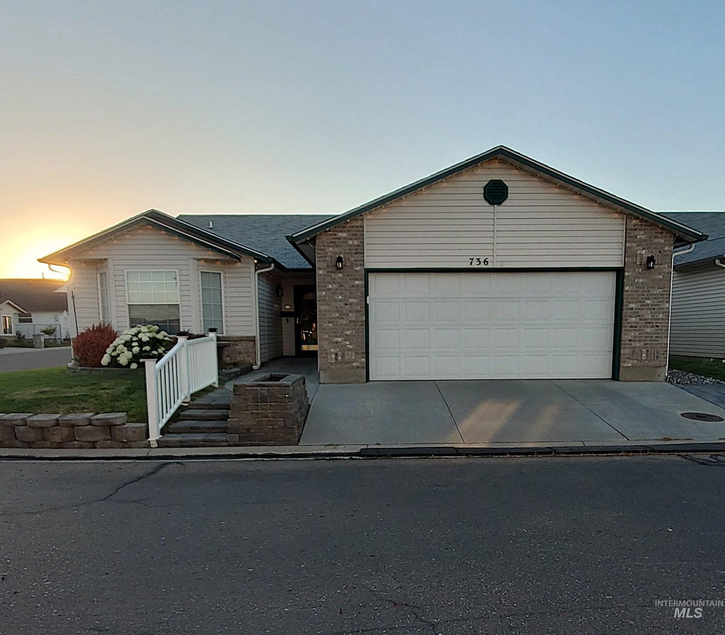 Photo of 736 N Cambridge St, Nampa, ID 83651 (MLS # 98990734)
