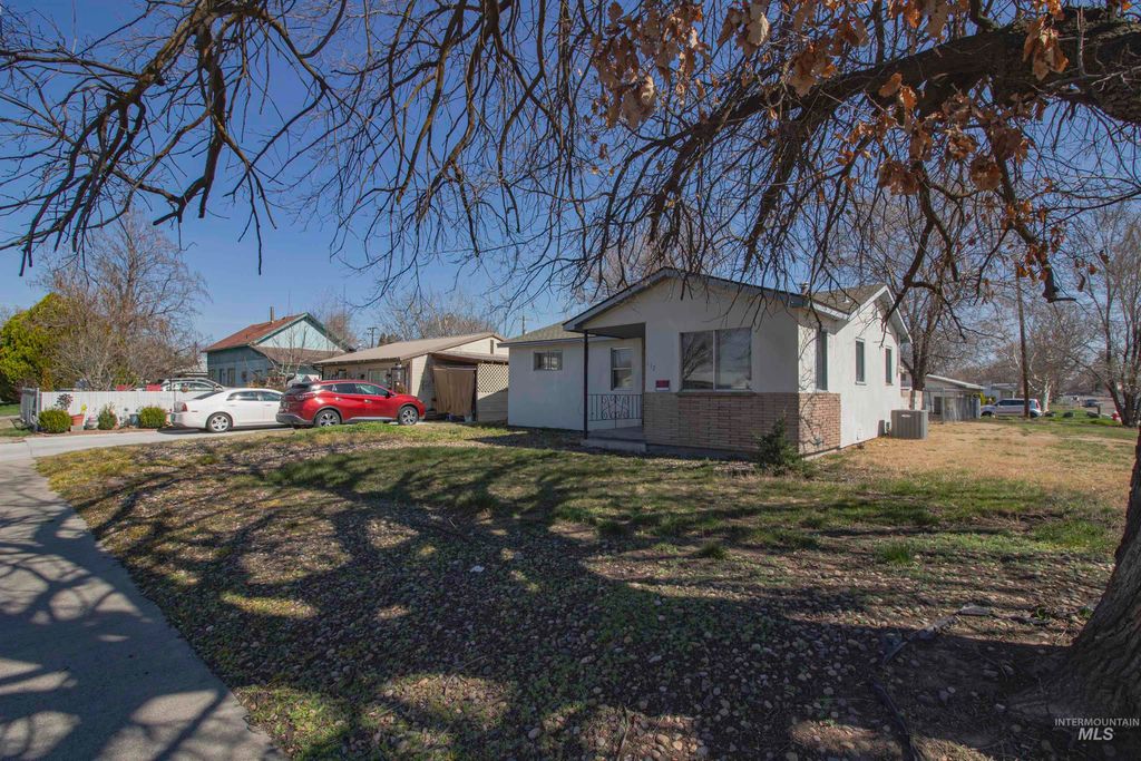 Photo of 112 NW 8th Street, Ontario, OR 97914 (MLS # 98978897)