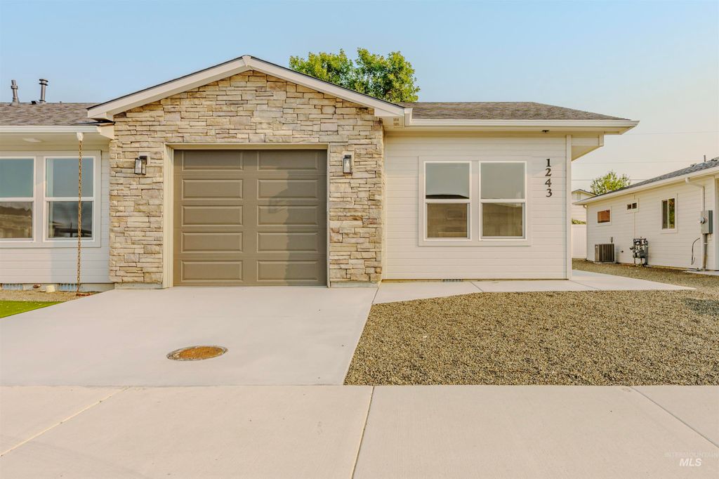Photo of 1243 Phillips Circle, Ontario, OR 97914 (MLS # 98961636)