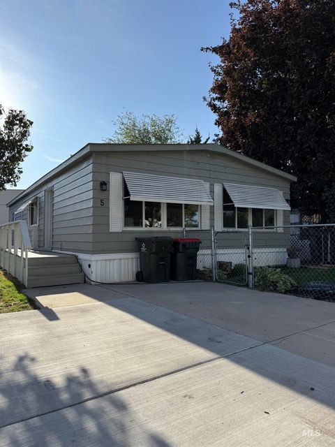 Photo of 424 W Cherry Ln #5, Meridian, ID 83642 (MLS # 98962457)