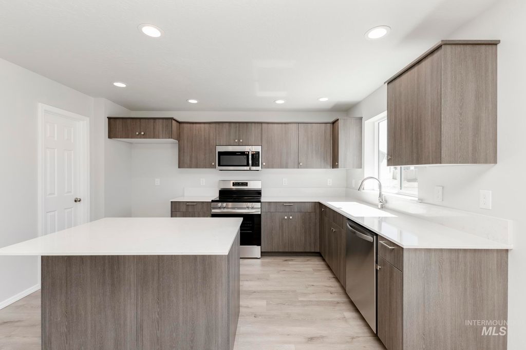 Photo of 3787 E Jamestown Dr, Nampa, ID 83686 (MLS # 98968575)