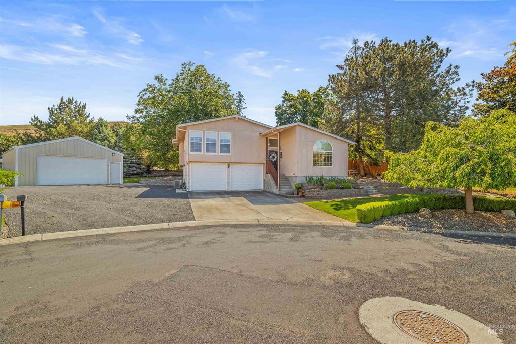 Photo of 3415 Selway Dr, Lewiston, ID 83501 (MLS # 98987691)
