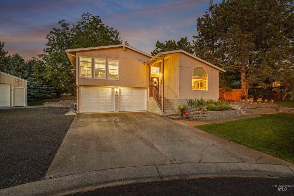 Photo of 3415 Selway Dr, Lewiston, ID 83501 (MLS # 98987691)