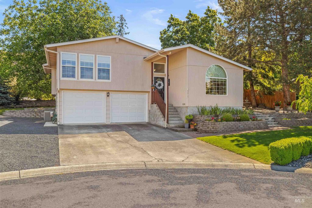 Photo of 3415 Selway Dr, Lewiston, ID 83501 (MLS # 98987691)