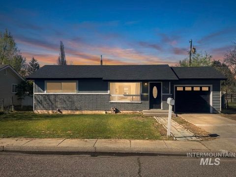 Photo of 920 E 12th N, Mountain Home, ID 83647 (MLS # 98981656)