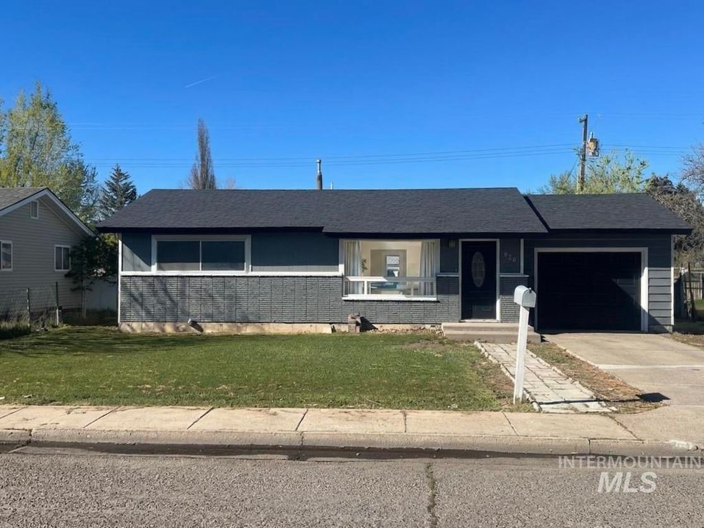 Photo of 920 E 12th N, Mountain Home, ID 83647 (MLS # 98981656)