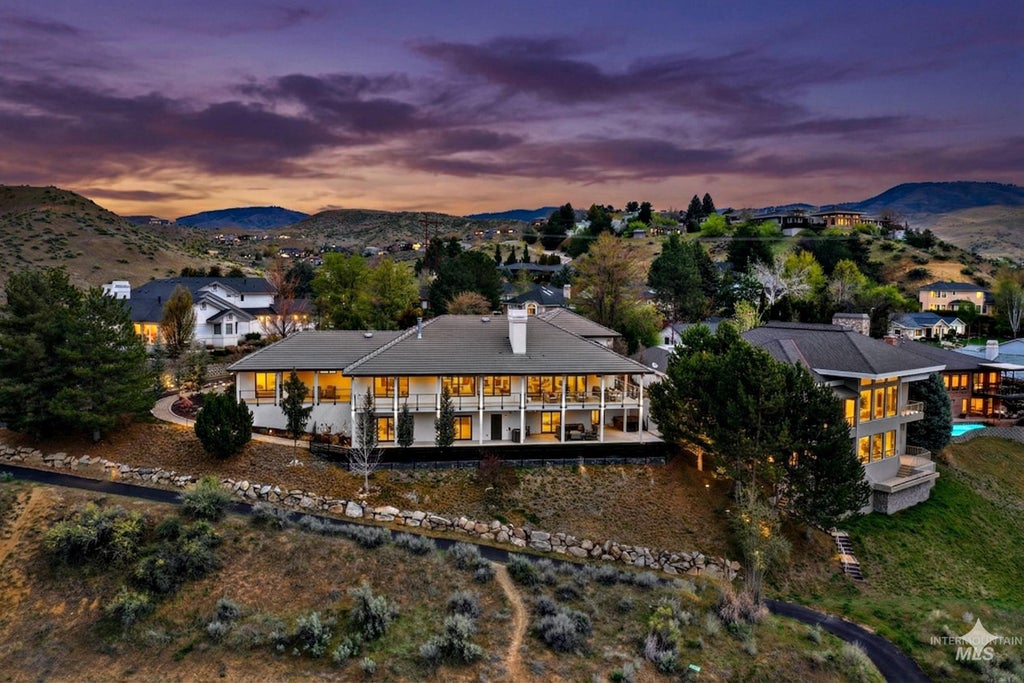 Photo of 329 W Thornberry Dr, Boise, ID 83702 (MLS # 98990811)