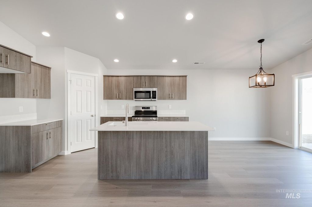 Photo of 728 Strike Eagle St, Mountain Home, ID 83647 (MLS # 98963990)