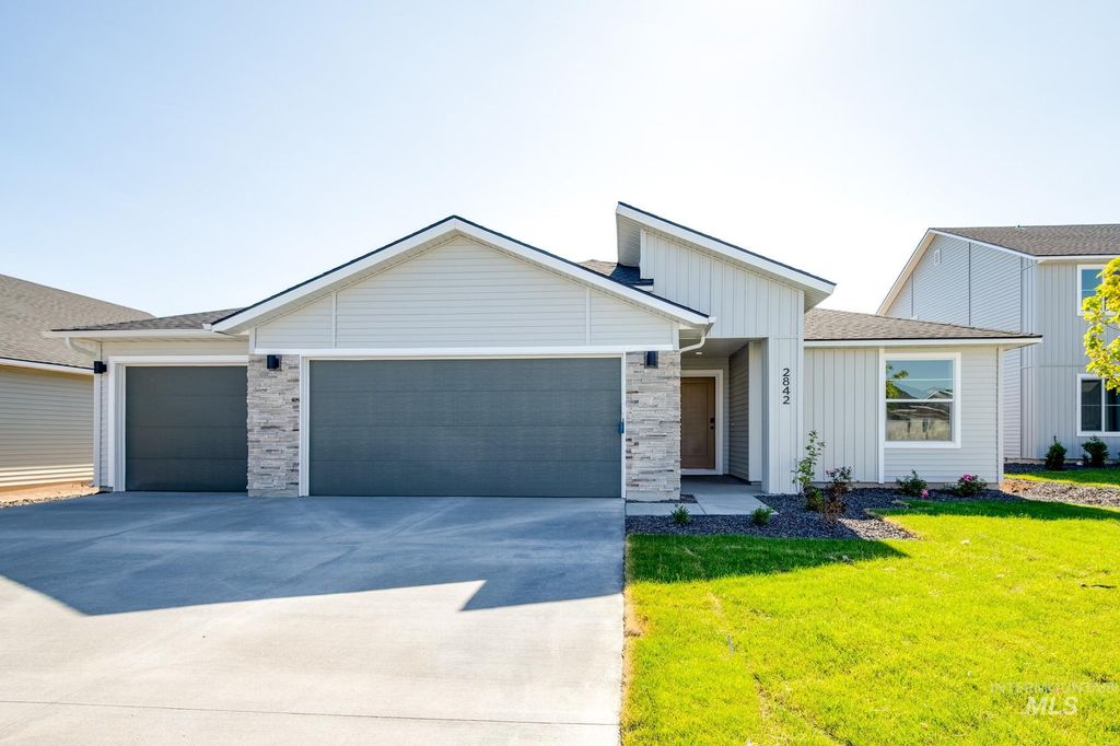 Photo of 728 Strike Eagle St, Mountain Home, ID 83647 (MLS # 98963990)