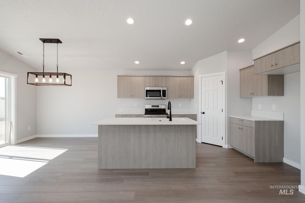 Photo of 728 Strike Eagle St, Mountain Home, ID 83647 (MLS # 98963990)