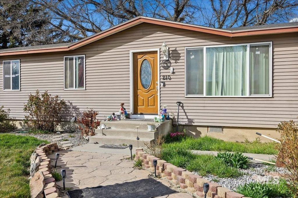 Photo of 210 5th Ave, Wendell, ID 83355 (MLS # 98976711)