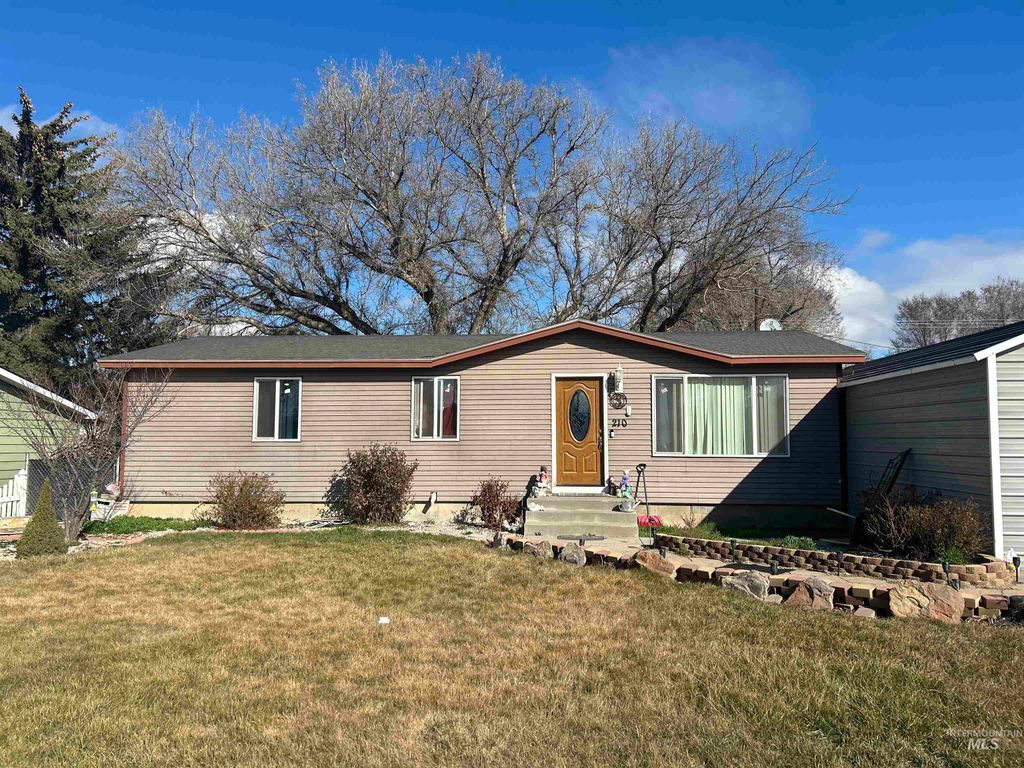 Photo of 210 5th Ave, Wendell, ID 83355 (MLS # 98976711)