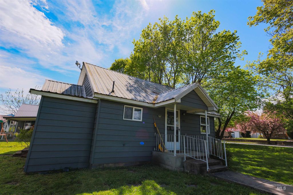 Photo of 515 8th St, Kamiah, ID 83536 (MLS # 98983890)