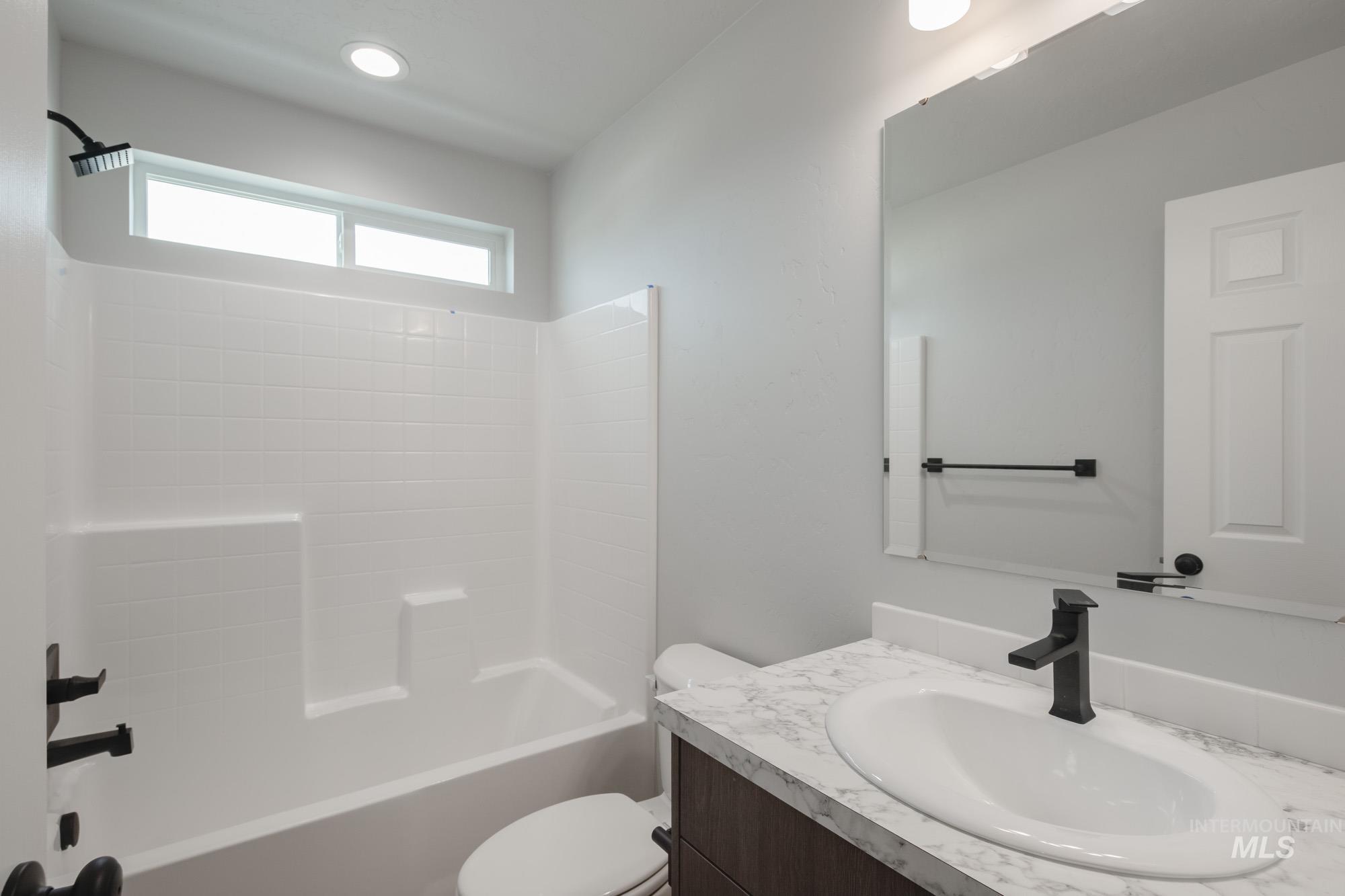 Bathroom with bathing tub / shower combination and vanity